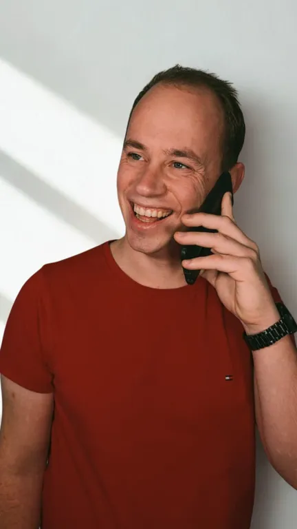 Sander aan de telefoon